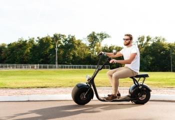 Elscooter med sadel banner